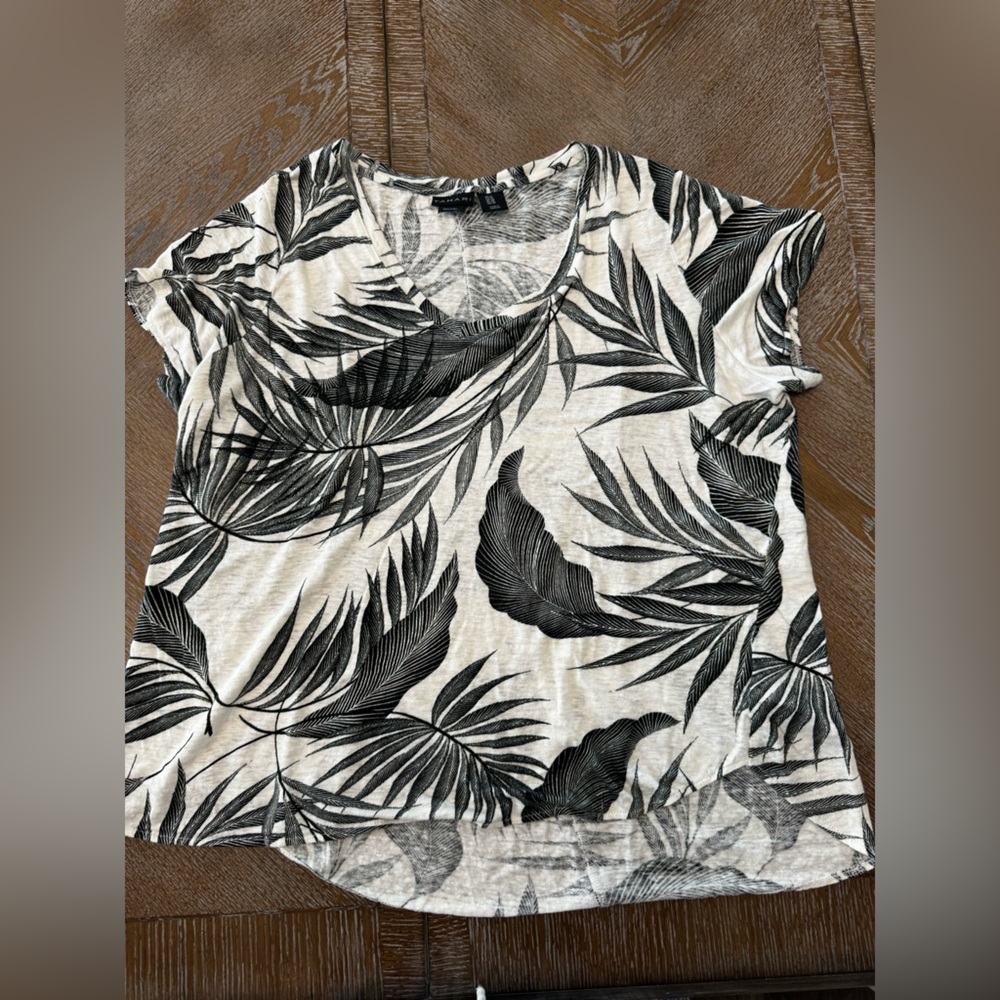 Tahari White/Black Floral 100%Linen Short Sleeve V-Neck Tee Armpit To Armpit 24”